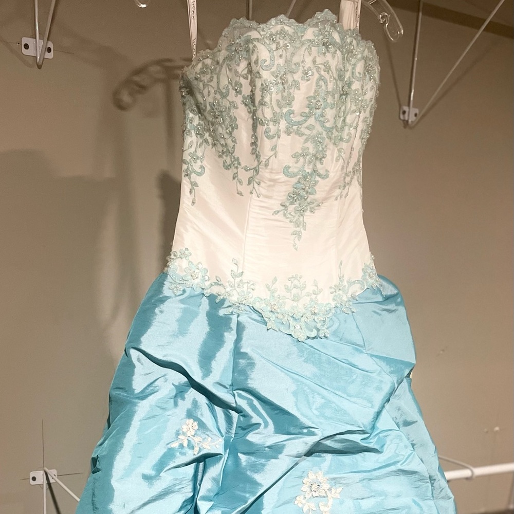 Prom Gown sz 6 adjustable tie back for chest area